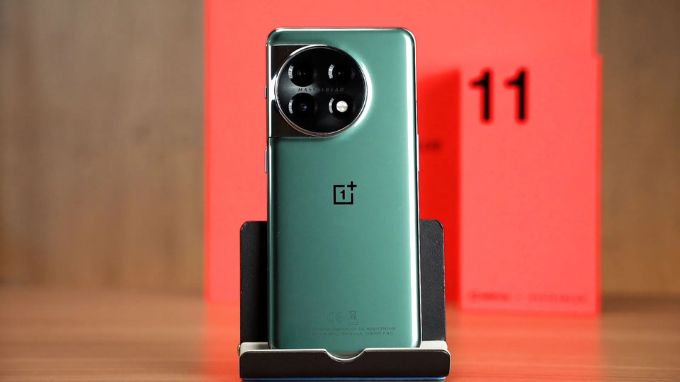 Mặt lưng của OnePlus 11 được chà nhám để tăng độ bám