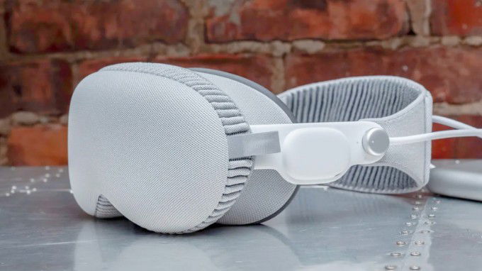 Kính Vision Pro bên trong hộp đựng