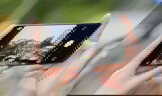 Camera chính