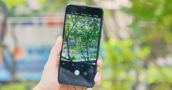Galaxy M20 được tích hợp hệ thống camera kép chụp ảnh góc rộng tuyệt vời