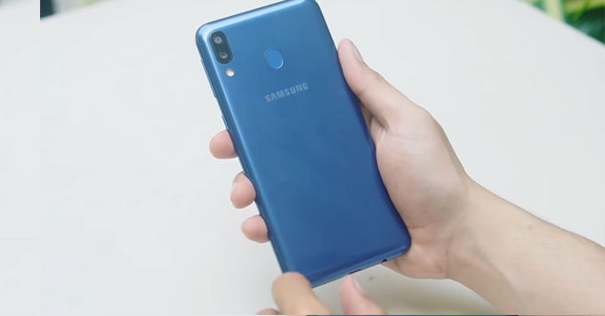 Galaxy M20 được sở hữu chất liệu thiết kế bằng nhựa polycarbonate bóng chắc chắn