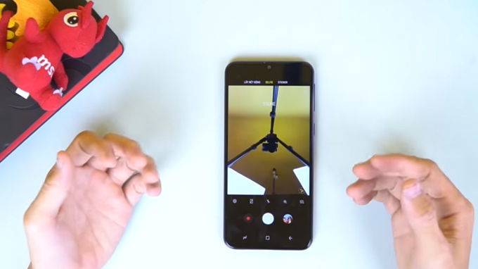Camera trước mang đến nhiều trải nghiệm tuyệt vời. 