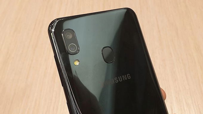 Galaxy A30 được tích hợ hệ thống camera kép ở mặt sau