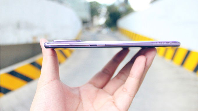 Xiaomi Mi 9 vẫn rất thanh mảnh