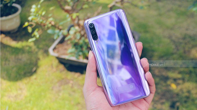 Mặt lưng liền lạc hơn khi cảm biến vân tay truyền thống không còn