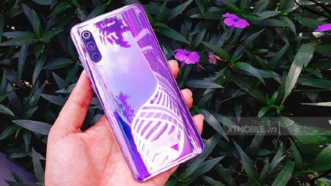 Mặt lưng bóng bẩy khác xa Mi 8