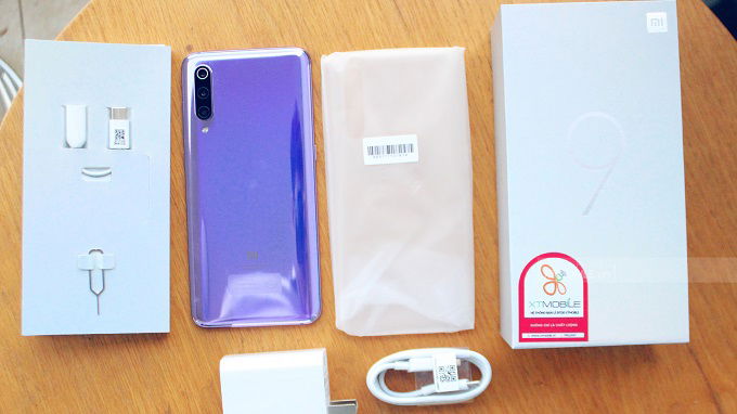 Mở hộp Mi 9 và đầy đủ phụ kiện đi kèm