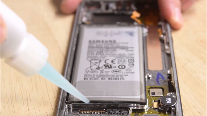 Keo dán pin Galaxy S10 cực kỳ chắc chắn
