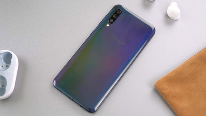 Ngoài ra điện thoại Galaxy A50 còn được tích hợp 3 camera mặt sau