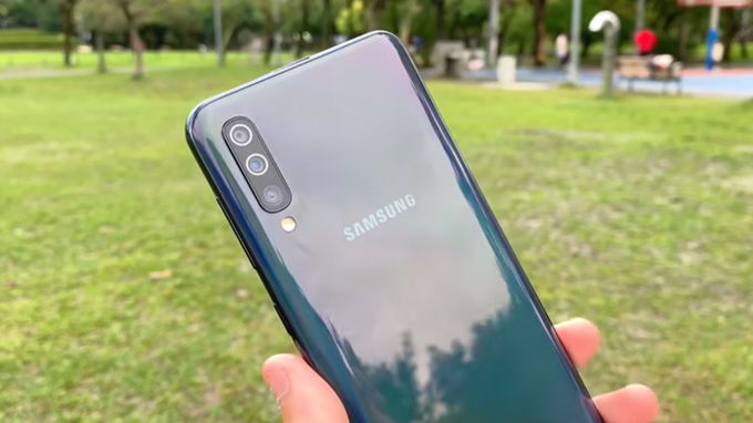 Galaxy A50 được tích hợp hệ thống 3 camera ấn tượng