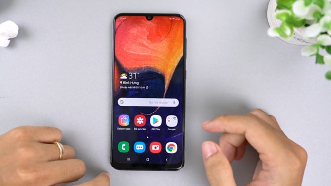  Galaxy A50 chính là smartphone giá rẻ đầu tiên được tích hợp cảm biến vân tay dưới màn hình