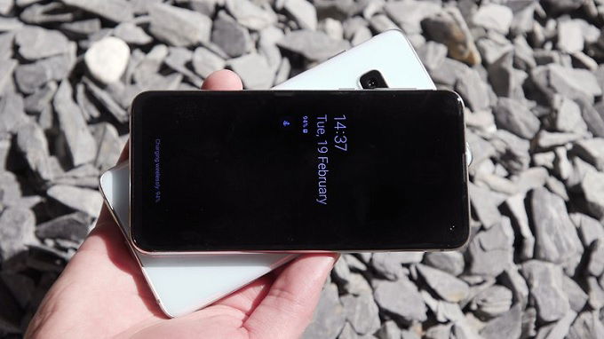 Galaxy S10e có tính năng sạc ngược hữu ích
