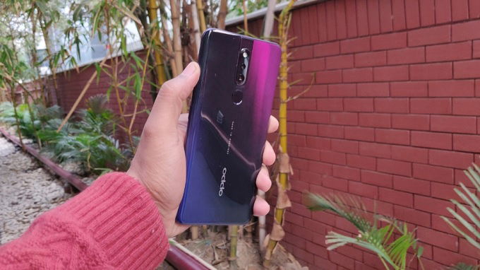Mặt lưng Oppo F11 Pro khá bắt mắt
