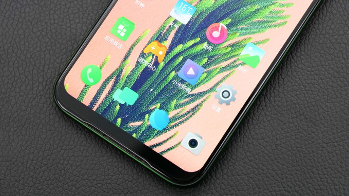 Cạnh dưới điện thoại Xiaomi Black Shark 2 chứa dãy loa ngoài