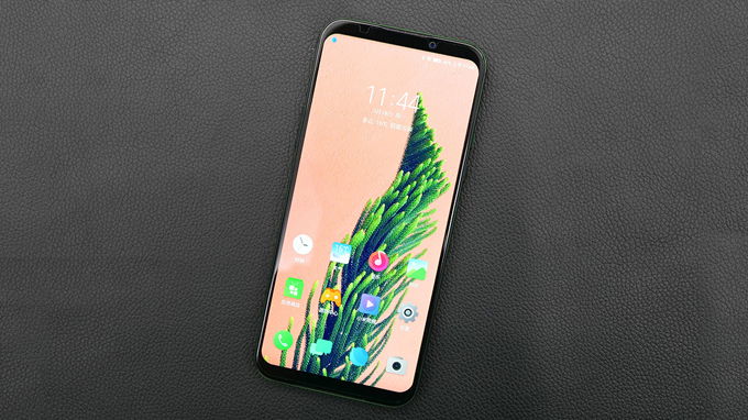 Màn hình Xiaomi Black Shark 2 tương đối lớn