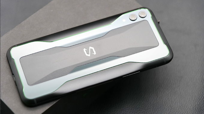 Mặt lưng Xiaomi Black Shark 2 sở hữu thiết kế hầm hố, mạnh mẽ nhưng không kém phần sang trọng 