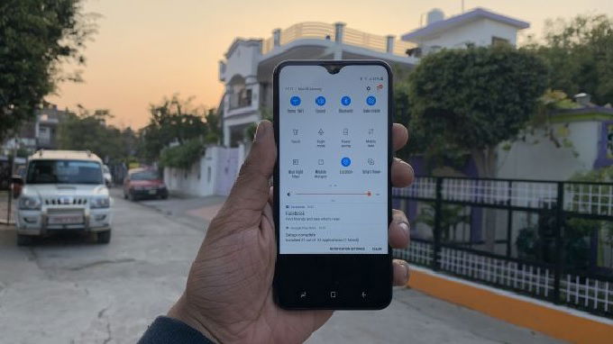 Màn hình nốt ruồi trên Galaxy M20