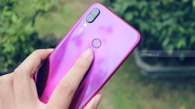 Hệ thống 3 camera ở mặt sau và cảm biến vân tay khá tiện lợi trong việc mở khóa 