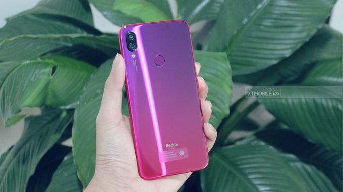 Redmi Note 7 Pro sở hữu thiết kế mặt lưng sang trọng, bóng bẩy với hiệu ứng đổ màu gradient độc đáo
