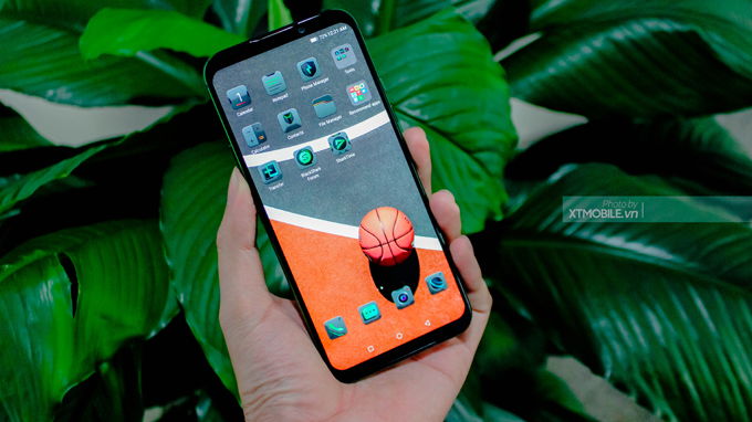 Màn hình Xiaomi Black Shark 2 tương đối lớn