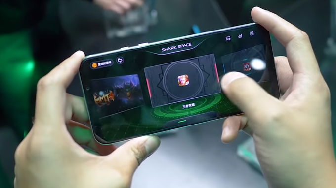 Màn hình black shark 2 có khả năng hiển thị sắc nét, màu sắc chân thật và sống động. 