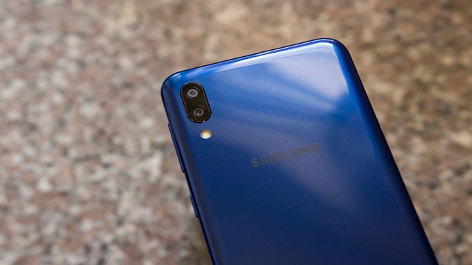 Galaxy M10 có camera chính 13 MP và ống kính thứ hai 5 MP