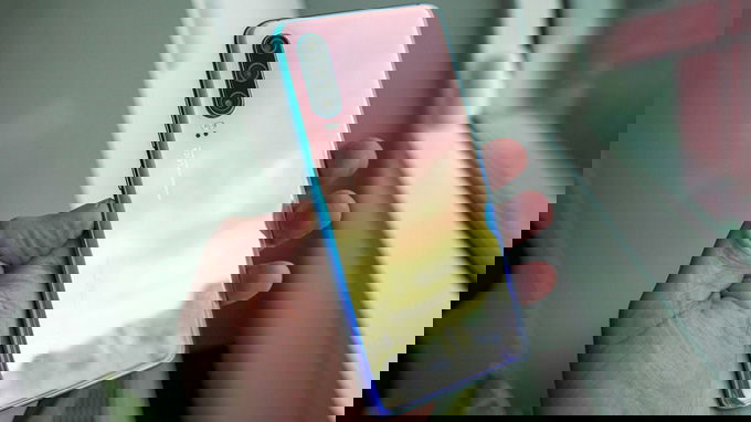 Huawei P30 với mặt lưng gradient đẹp mắt