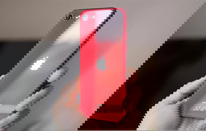 Mặt lưng iPhone SE 2022 5G được làm bằng kính bền bỉ hơn