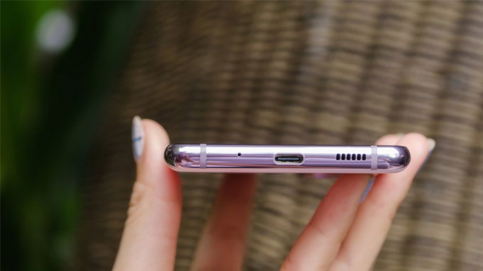 Cạnh dưới Galaxy S20 gồm cổng Type C, loa ngoài, micro và 2 dãy ăng ten