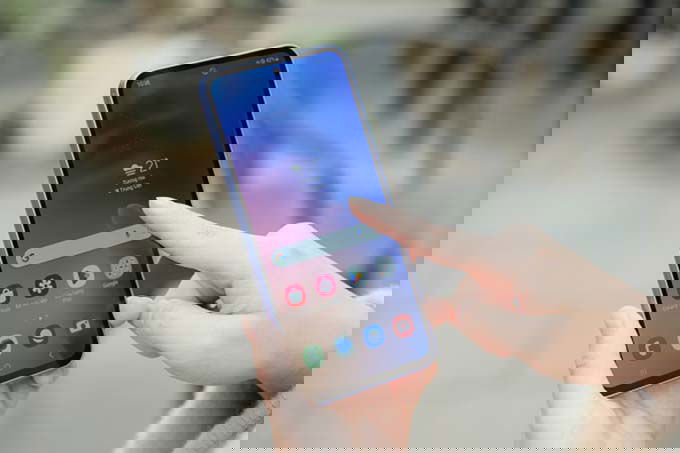 Màn hình được trang bị cảm biến siêu âm ở phía dưới của Galaxy A54 
