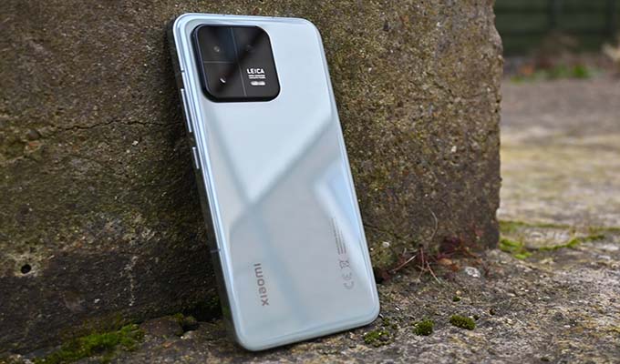 Xiaomi 13 có thiết kế mặt lưng bằng kính nhám sang trọng