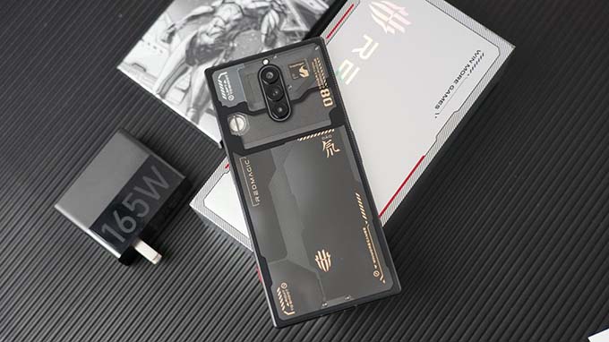 Red Magic 8 Pro+ có vẻ ngoài cực kỳ hầm hố