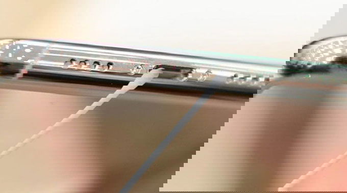 Vệ sinh cổng sạc