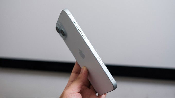 Kiểm tra lại các nút bấm trên iPhone 15 cũ