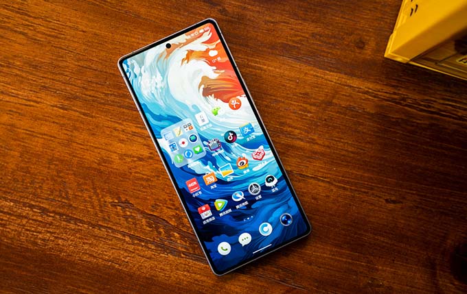 Màn hình AMOLED 6,79 inch sắc nét với phần viền cực mỏng 