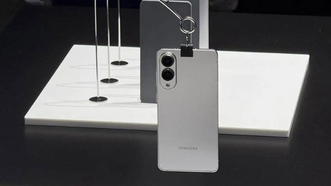 Galaxy S25 Edge có mặt sau làm bằng gốm