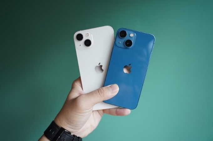 Kiểm tra ngoại quan iPhone cũ trước khi thanh toán