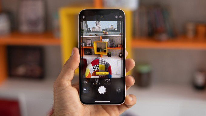 So sánh Galaxy M56 và iPhone 13 về camera