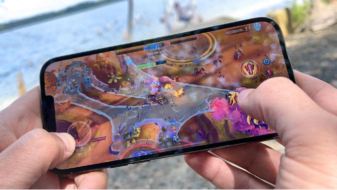 So sánh Galaxy M56 và iPhone 13 về hiệu năng