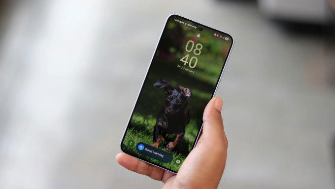 So sánh Galaxy M56 và iPhone 13 về phần mềm