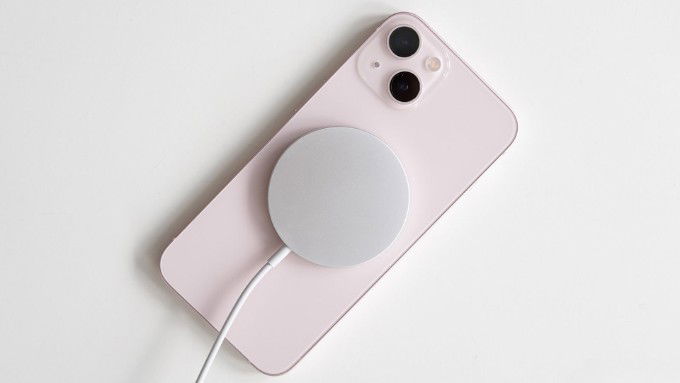 So sánh Galaxy M56 và iPhone 13 về pin sạc