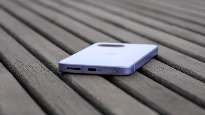 So sánh iPhone 16e và Google Pixel 9a về pin sạc