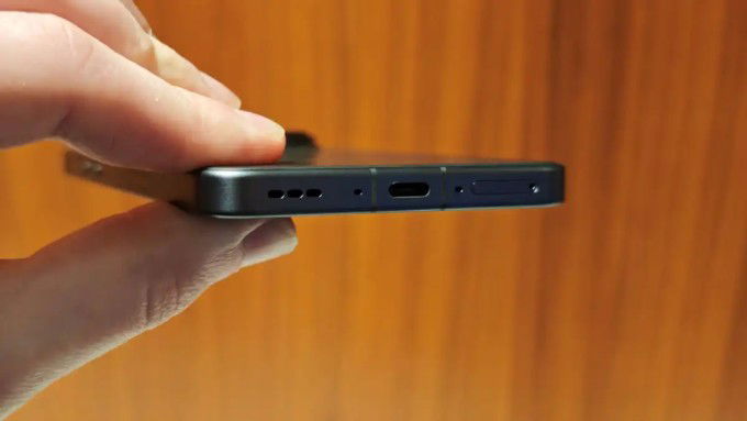 So sánh Oppo Find X8 Ultra và iPhone 16 Pro Max về pin sạc
