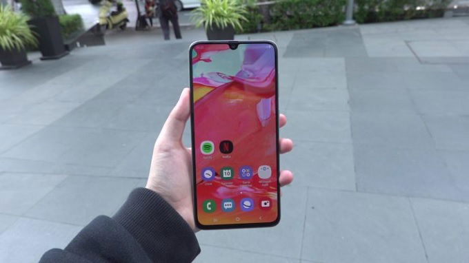 Màn hình Galaxy A70 khá giống Galaxy A50