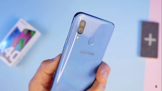 Galaxy A40 sở hữu hai camera phía sau, cảm biến chính 16MP và 5MP 
