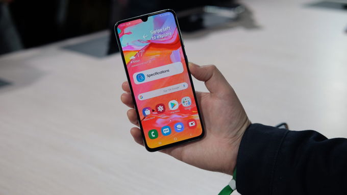 man-hinh-galaxy-a70-xtmobile_1