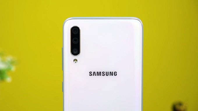 Galaxy A70 được trang bị cụm 3 camera độ phân giải lên tới 32MP