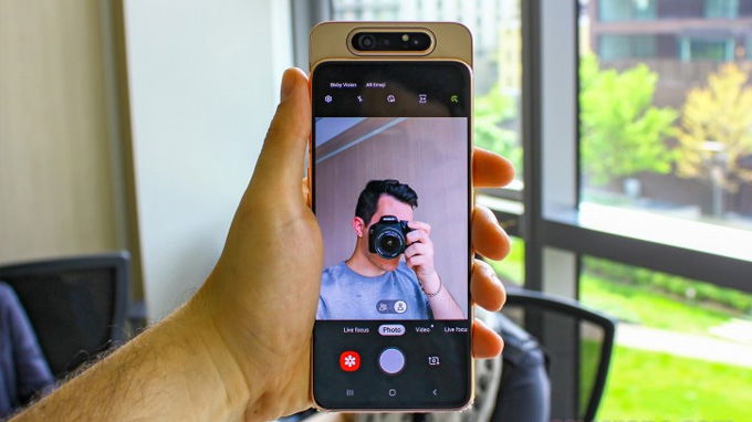 Hệ thống camera Galaxy A80 vừa đáp ứng nhu cầu chụp ảnh tự sướng, vừa đảm nhiệm camera chính
