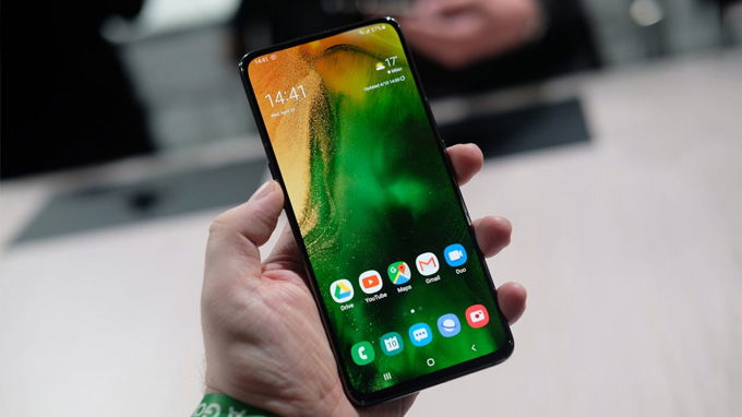  màn hình Galaxy A80 không sở hữu bất kỳ notch tai thỏ, giọt nước hay nôt ruồi nào