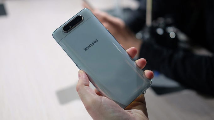 Thiết kế Galaxy A80 được hoàn thiện cao cấp bởi mặt kính sang trọng cùng khung kim loại chắc chắn